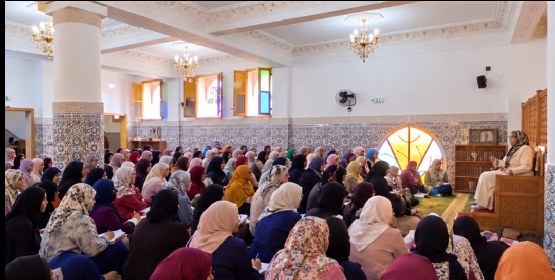 العناية بالعلوم الشرعية، وتعزيز الصلة بكتاب الله تعالى، وترسيخ الاعتزاز باللغة العربية بوص