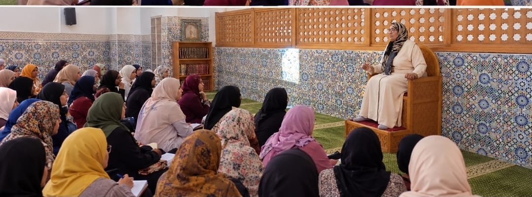 العناية بالعلوم الشرعية، وتعزيز الصلة بكتاب الله تعالى، وترسيخ الاعتزاز باللغة العربية بوص