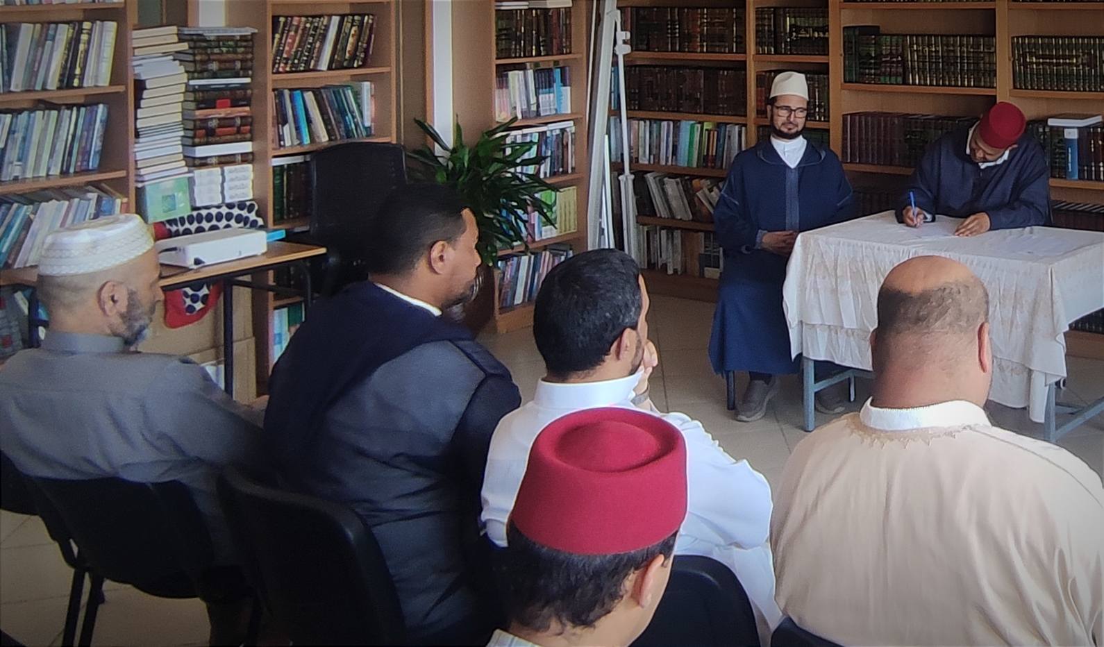 صور من اللقاء الشهري للجنة عمل الأئمة المرشدين والمرشدات الذي انعقد بمقر المجلس العلمي يوم